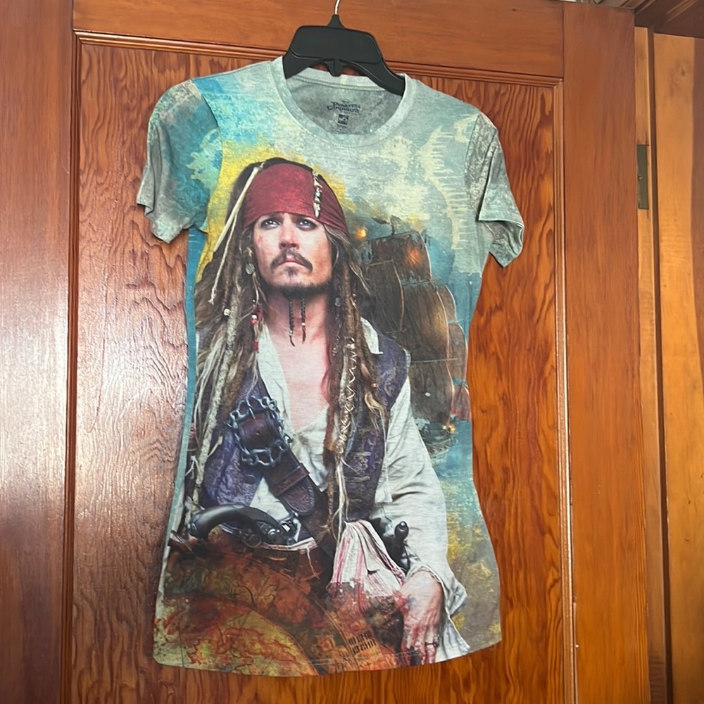 Hot Topic Disney Pirates of the Caribbean long T-shirt short sleeved Size Small